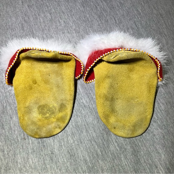 Rabbit fur and beaded floral moccasin - Picture 3 of 6